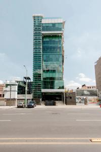 een hoog glazen gebouw aan de kant van een straat bij Hostel Mixed Room in Mexico-Stad