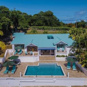 una vista aérea de una casa con piscina en La Mer - Bright & Modern 3 bedroom Caribbean Villa villa, en Cap Estate