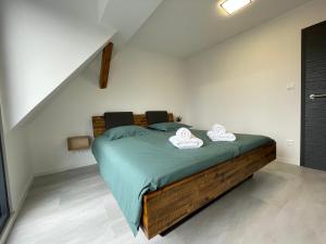a bedroom with a bed with two towels on it at Les Duplex Solaires in Duppigheim
