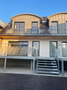 een huis met twee terrassen en een trap ervoor bij Les Duplex Solaires in Duppigheim
