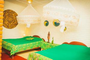 een slaapkamer met 2 bedden en een kroonluchter bij Room in Guest room - Isange Paradise Resort in Ruhengeri