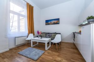 uma cozinha com mesa e cadeiras num quarto em Cozy apartment in the heart of Prague em Praga