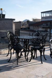 ウチヒサールにあるVigor Cappadocia - Special Classのテーブル、椅子2脚、テーブル、ベンチ