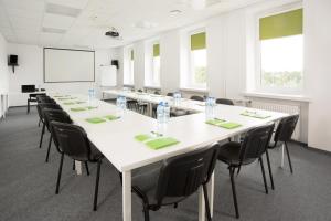 een vergaderzaal met een grote witte tafel en stoelen bij Hotel Traffic Poznań Stare Miasto in Poznań