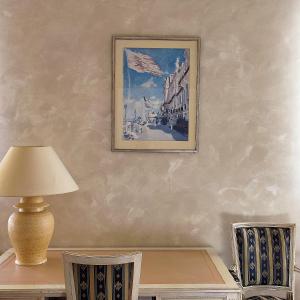 a table with a lamp and a picture on the wall at Henri Benoît maison d'hôtes гостьовий будинок in Horenka