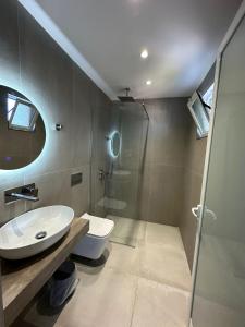 uma casa de banho com um WC, um lavatório e um chuveiro em MARIKSEL Hotel em Ksamil