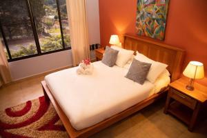 Giường trong phòng chung tại Boquete Luxury Mountain Villa