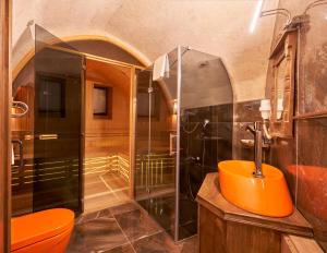 ウチヒサールにあるVigor Cappadocia - Special Classのバスルーム(オレンジのシンク、シャワー付)