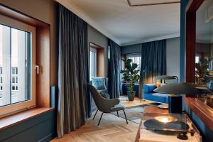 ein Wohnzimmer mit einem blauen Sofa und einem Tisch in der Unterkunft Villa Viva Hamburg in Hamburg