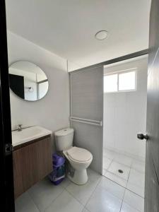 科韋尼亞斯的住宿－Acogedor apartamento cerca al Mar，一间带卫生间、水槽和镜子的浴室