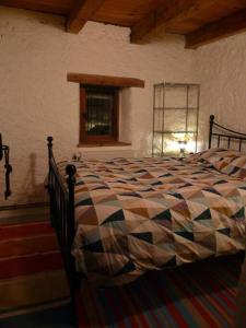 um quarto com uma cama num quarto com uma janela em le marmoton em Thônes