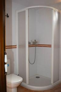 uma casa de banho com um chuveiro e um WC. em Can Figueretes em Caldes de Malavella