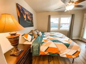 um quarto com uma cama e uma mesa com um candeeiro em Adorable Guest Suite Central/trendy neighborhood em Colorado Springs