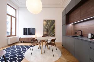 cocina con mesa y sillas en una habitación en The Duke flats - 1 bedroom apartments Grand Place en Bruselas
