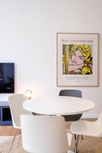 un comedor blanco con mesas blancas y sillas blancas en The Duke flats - 1 bedroom apartments Grand Place en Bruselas