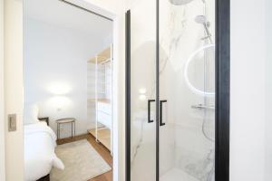 - Baño con ducha a ras de suelo junto a un dormitorio en The Duke flats - 1 bedroom apartments Grand Place en Bruselas