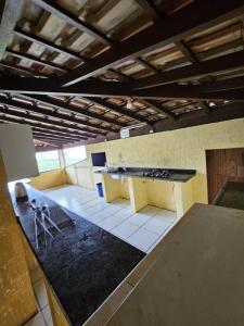 uma cozinha inacabada com um balcão num quarto em Pousada Recanto das Ondas em Garopaba