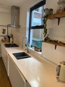 Cuina o zona de cuina de Stunning 4BD House wLarge Garden - Finsbury Park!