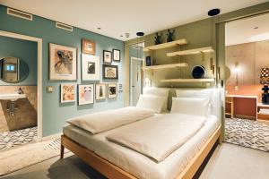 a bedroom with a large bed in a room at Villa Viva - ein Haus das Brunnen baut in Hamburg