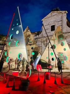 a mirror with a bunch of bubbles in front of a building at Fillungo180 in Lucca