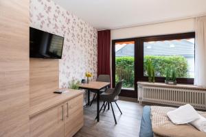 a bedroom with a desk and a tv and a table at Quartier vier in Büsum