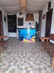 ein Zimmer mit einem großen Aquarium in der Ecke eines Zimmers in der Unterkunft MahaSand Hotel & Hostel in Mahahual