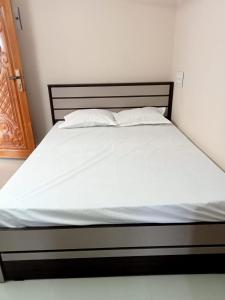 Alif serviced Apartment for Families and Executives客房内的一张或多张床位