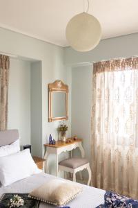 เตียงในห้องที่ Lampetos Houses Molyvos