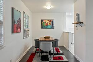 una sala da pranzo con tavolo e 2 sedie di Quaint 1BD/1BA Bungalow- Venice Beach a Los Angeles