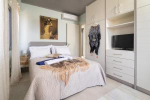 เตียงในห้องที่ Lampetos Houses Molyvos