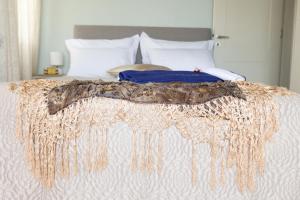 เตียงในห้องที่ Lampetos Houses Molyvos