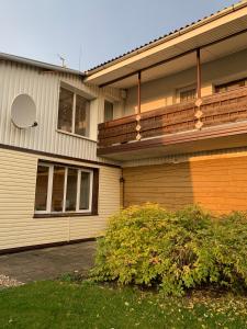 una casa con una recinzione in legno e un balcone di Saldus sapnas a Rokiškis