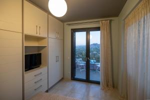 โทรทัศน์และ/หรือระบบความบันเทิงของ Lampetos Houses Molyvos