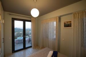 เตียงในห้องที่ Lampetos Houses Molyvos