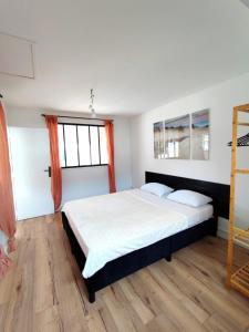 Un pat sau paturi într-o cameră la La Maison Bleue