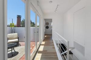 einen Flur eines Hauses mit weißen Wänden in der Unterkunft Exclusive 2BD 3BA with Balcony in Los Angeles