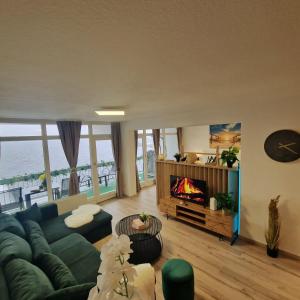 uma sala de estar com um sofá e uma lareira em Ferienwohnung mit Meerblick in Bad Zwischenahn em Bad Zwischenahn