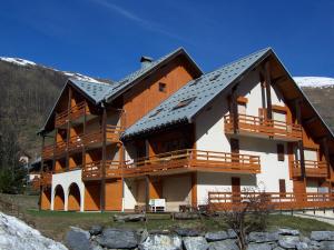 a large wooden building with a roof at Studio Valloire, 1 pièce, 4 personnes - FR-1-263-536 in Valloire