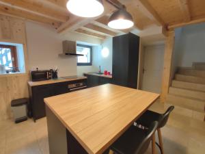 una cocina con una mesa de madera con sillas y escaleras en Appartement Autrans-Méaudre en Vercors-Autrans, 4 pièces, 6 personnes - FR-1-737-79 en Autrans