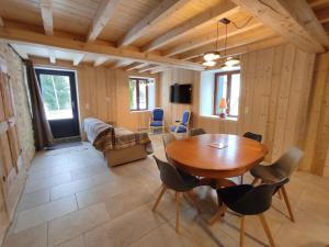 奧特朗的住宿－Appartement Autrans-Méaudre en Vercors-Autrans, 4 pièces, 6 personnes - FR-1-737-79，客厅配有木桌和椅子