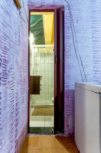 puerta abierta a un baño con ducha en Pousada John John, en Guarujá