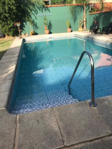 uma piscina com corrimão na água em Hotel Cristobal de Colón em Colón