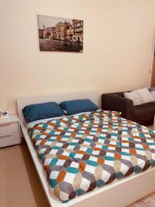 um quarto com uma cama com uma colcha em Cozy and Spacious Studio no Dubai