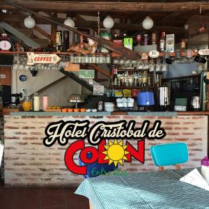 un ristorante con un bancone con un cartello sopra di Hotel Cristobal de Colón a Colón