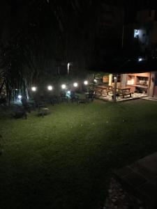 un groupe de bancs dans un parc la nuit dans l'établissement Hotel Cristobal de Colón, à Colón