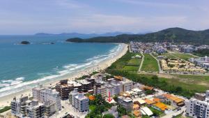 an aerial view of a city and the beach at #018 Casa 2 minutos a pé da Praia de Palmas in Governador Celso Ramos