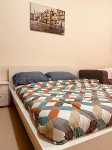 uma cama num quarto com uma colcha em Cozy and Spacious Studio no Dubai