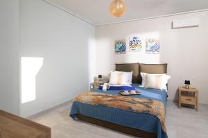 เตียงในห้องที่ Lampetos Houses Molyvos