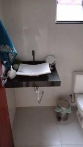 a bathroom with a sink and a toilet at casa com piscina, 03 quartos, ótima localização! in Bonito