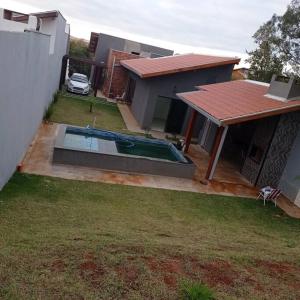 a house with a swimming pool in the yard at casa com piscina, 03 quartos, ótima localização! in Bonito